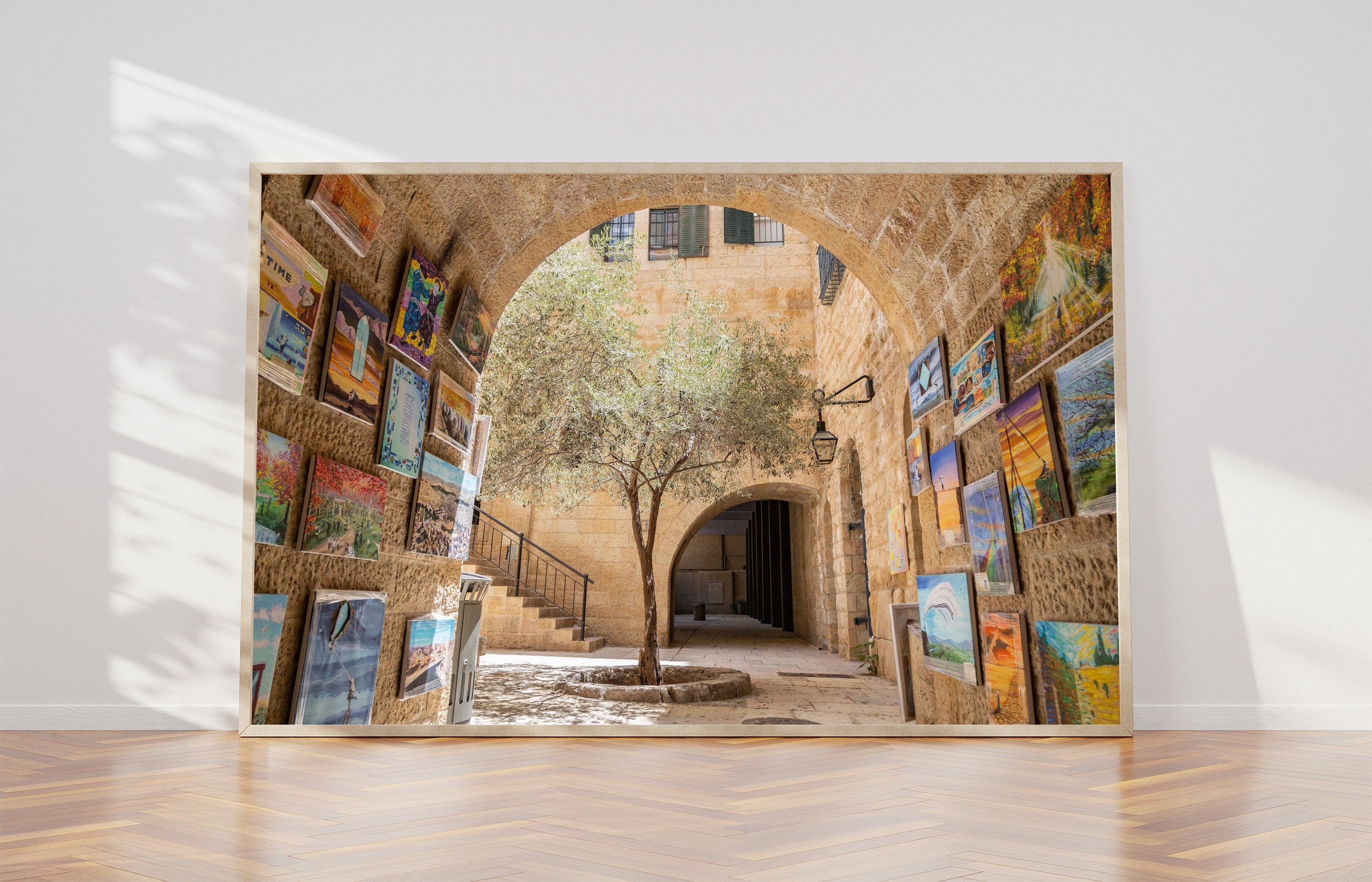 Jerusalem Old City Pedestrian Street with Olive Tree and Arch & Paintings on the Wall — Cardo Jewish Quarter