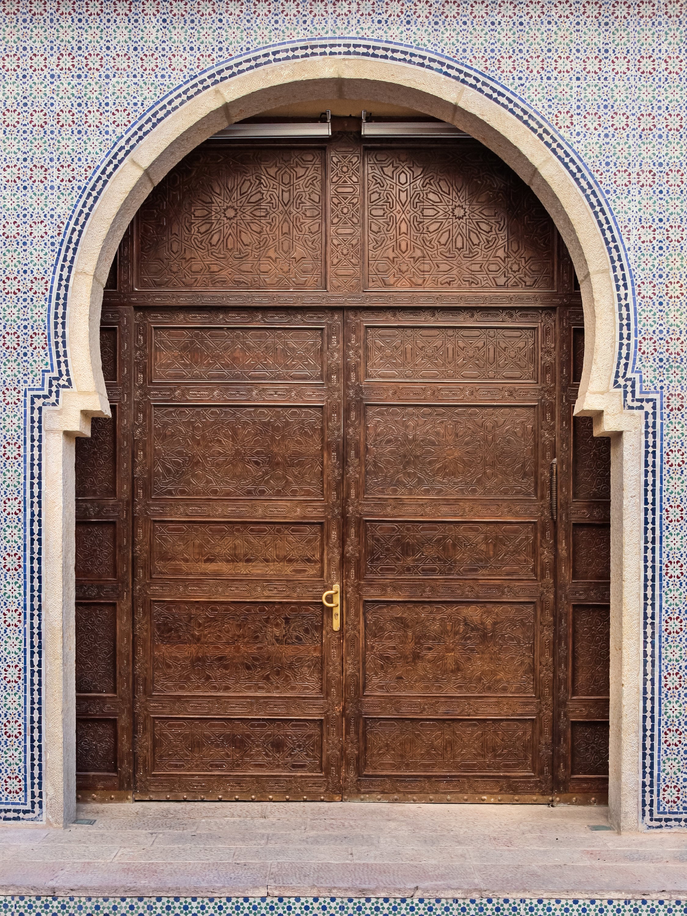 Jerusalem Old Carved Wooden Door with Moroccan Andalusian Decorative Mosaic — Worldwide North Africa Jewish Heritage Center Entrance