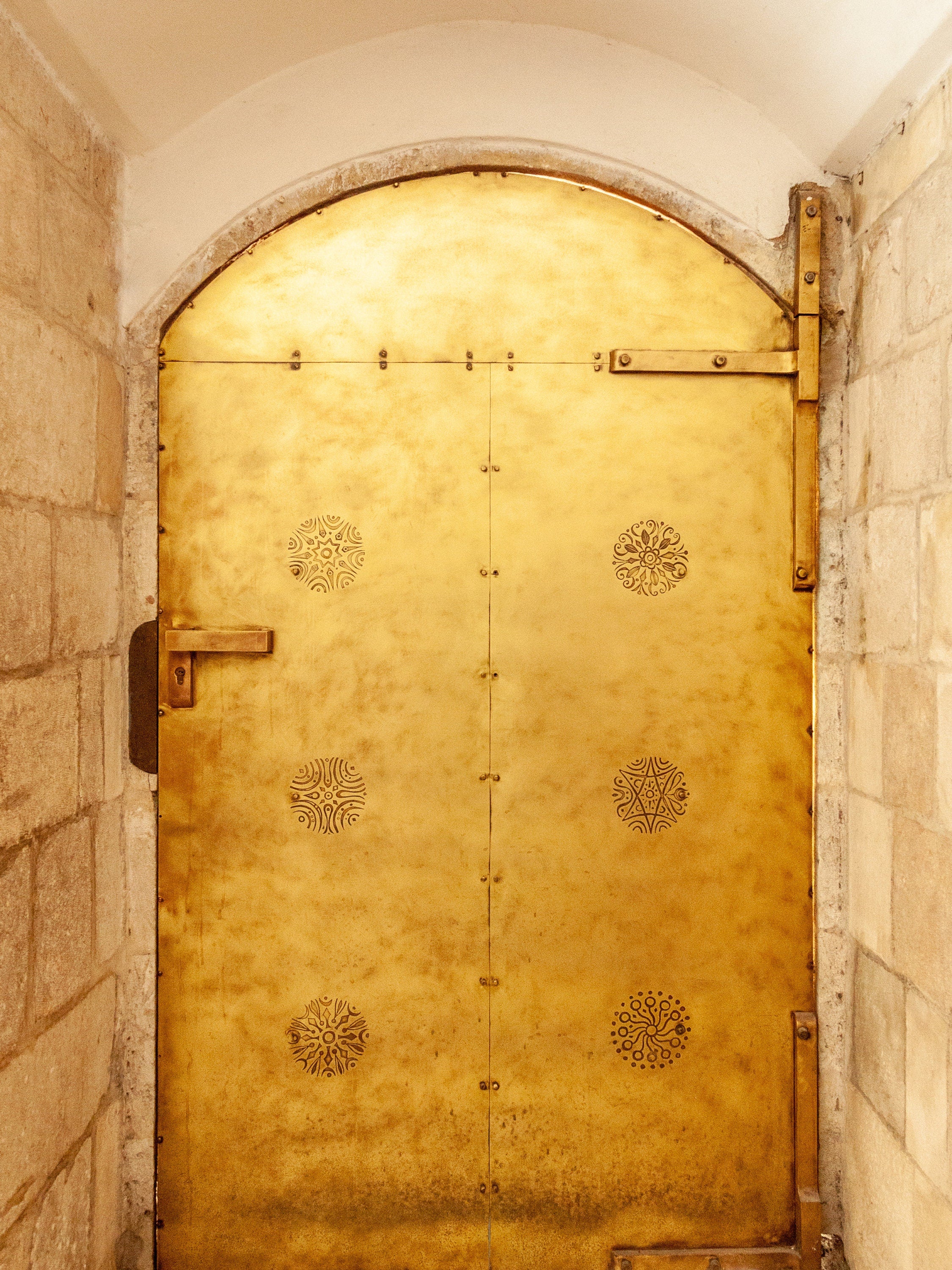 Gold Door at the Yochanan Ben Zakai Synagogue — Jewish Quarter of Jerusalem