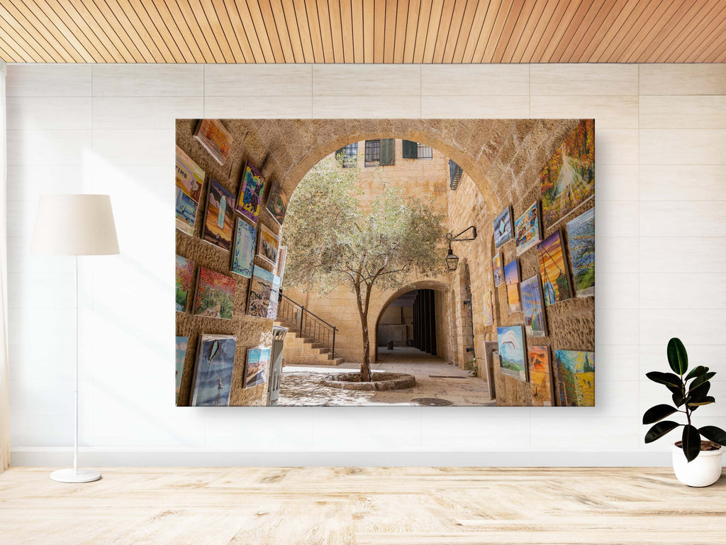 Jerusalem Old City Pedestrian Street with Olive Tree and Arch & Paintings on the Wall — Cardo Jewish Quarter