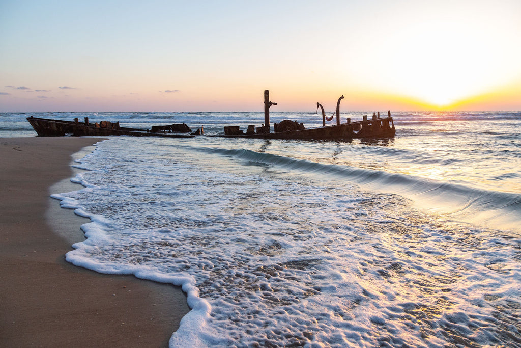 Holy Land Israeli Seascape with Wrecked Fishing Boat — Beach and Waves At Sunset