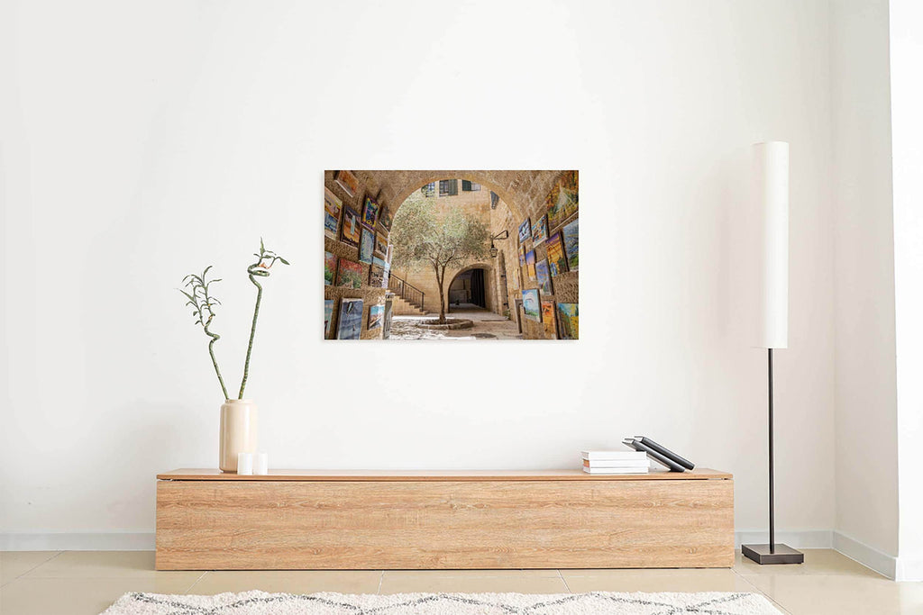 Jerusalem Old City Pedestrian Street with Olive Tree and Arch & Paintings on the Wall — Cardo Jewish Quarter