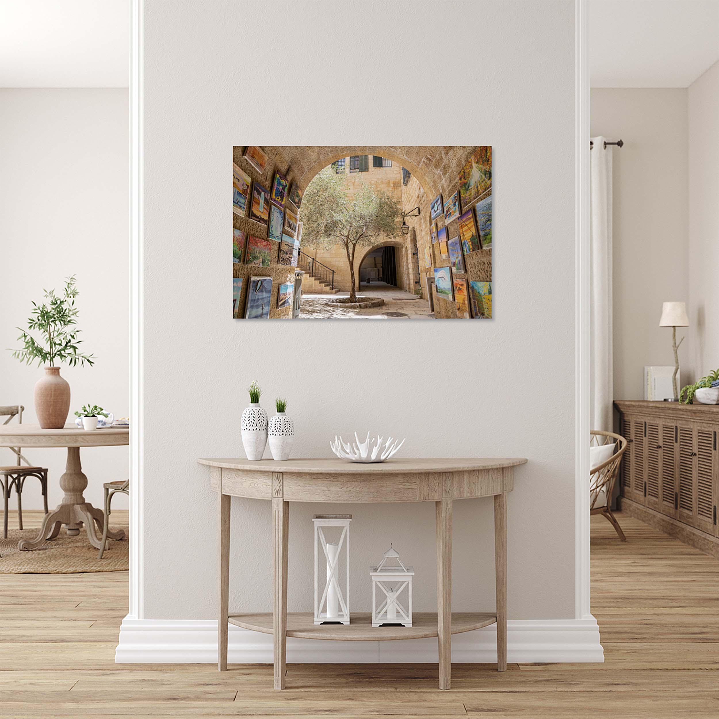 Jerusalem Old City Pedestrian Street with Olive Tree and Arch & Paintings on the Wall — Cardo Jewish Quarter