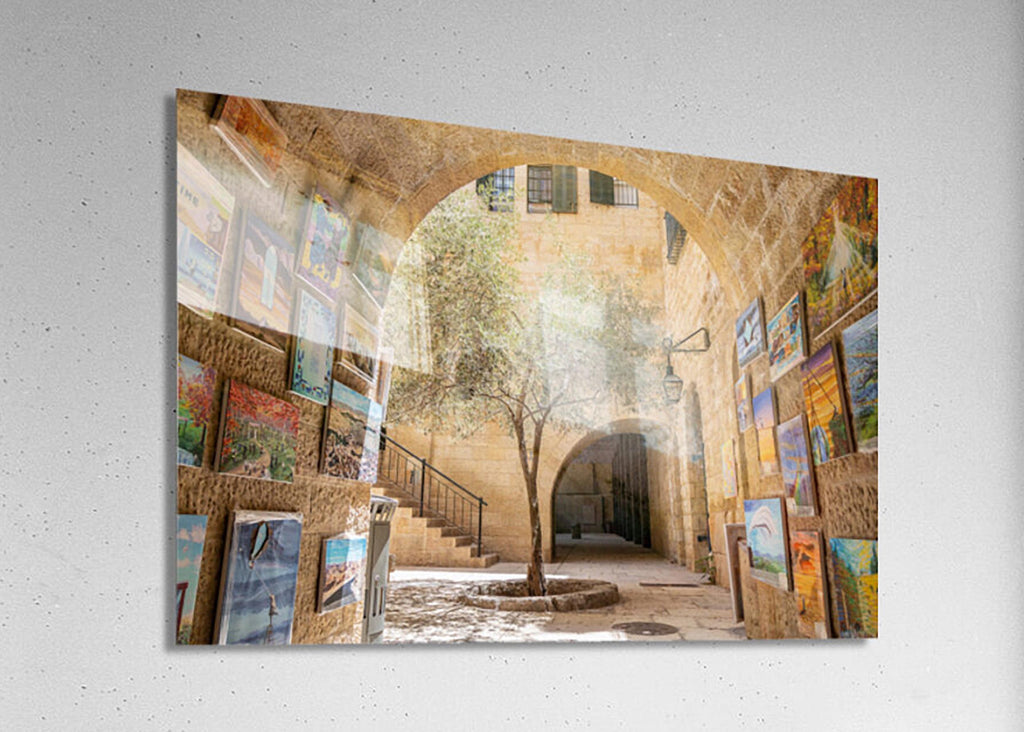 Jerusalem Old City Pedestrian Street with Olive Tree and Arch & Paintings on the Wall — Cardo Jewish Quarter