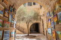 Jerusalem Old City Pedestrian Street with Olive Tree and Arch & Paintings on the Wall — Cardo Jewish Quarter