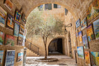 Jerusalem Old City Pedestrian Street with Olive Tree and Arch & Paintings on the Wall — Cardo Jewish Quarter