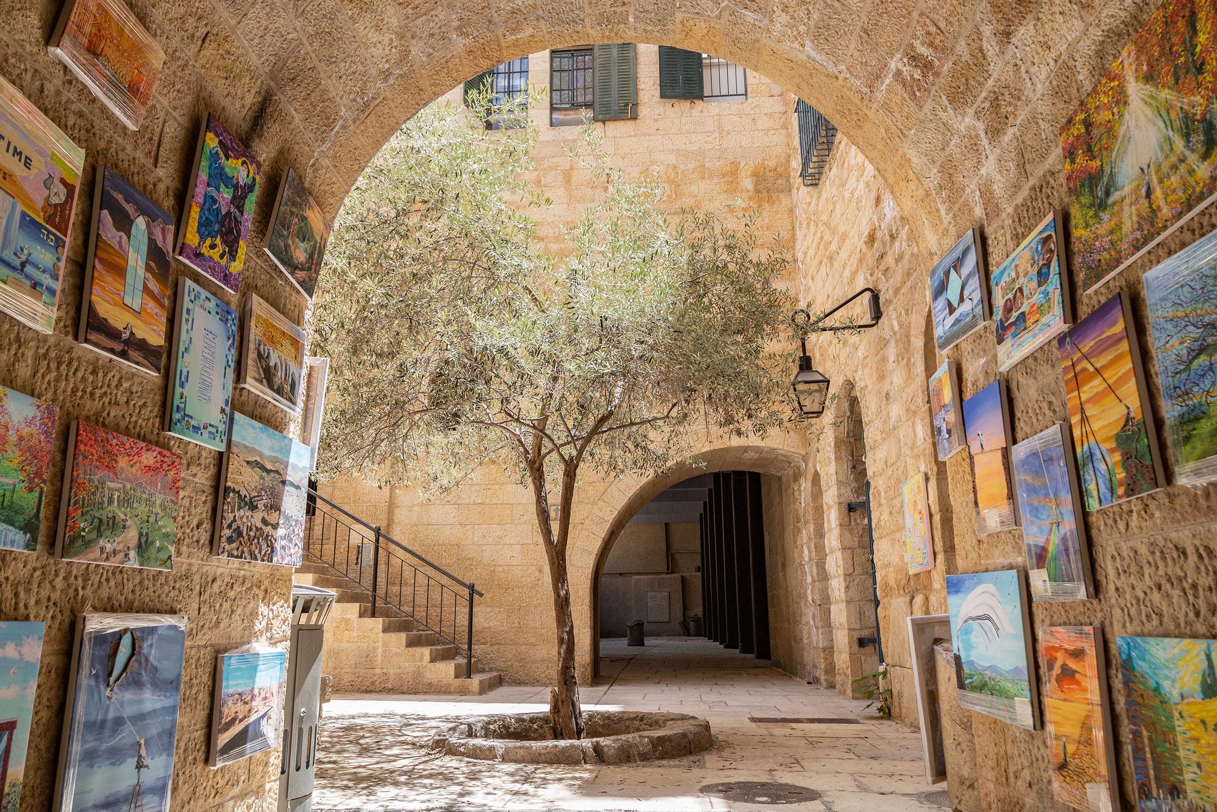 Jerusalem Old City Pedestrian Street with Olive Tree and Arch & Paintings on the Wall — Cardo Jewish Quarter