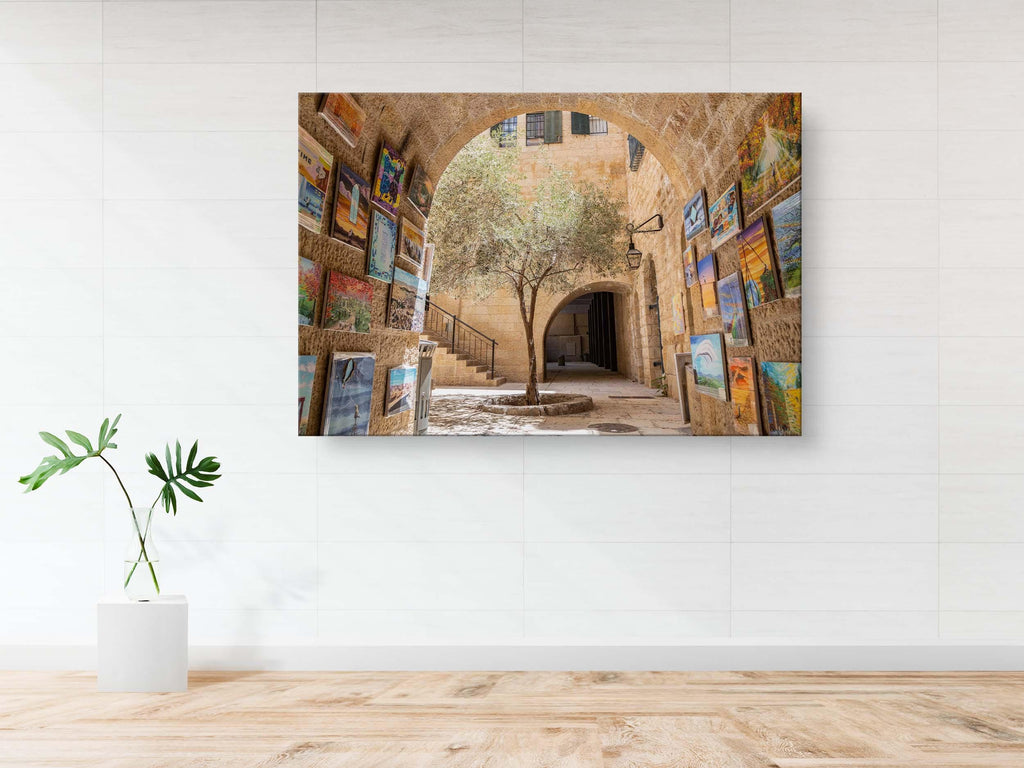 Jerusalem Old City Pedestrian Street with Olive Tree and Arch & Paintings on the Wall — Cardo Jewish Quarter